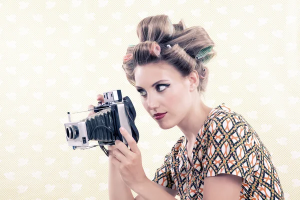 Vrouw met vintage 4 x 6 filmcamera — Stockfoto