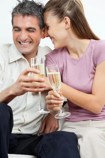 Par med champagne — Stockfoto