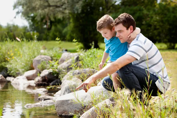 Fashing e figlio giocare vicino lago — Foto Stock