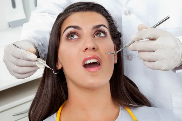 Paciente teniendo sus dientes examinados —  Fotos de Stock