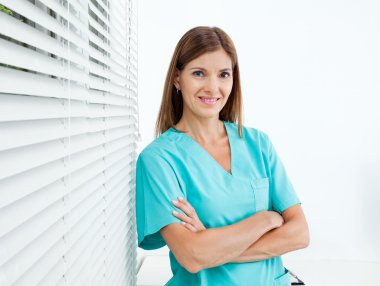 Kendine güvenen Bayan diş hekimi Kliniği