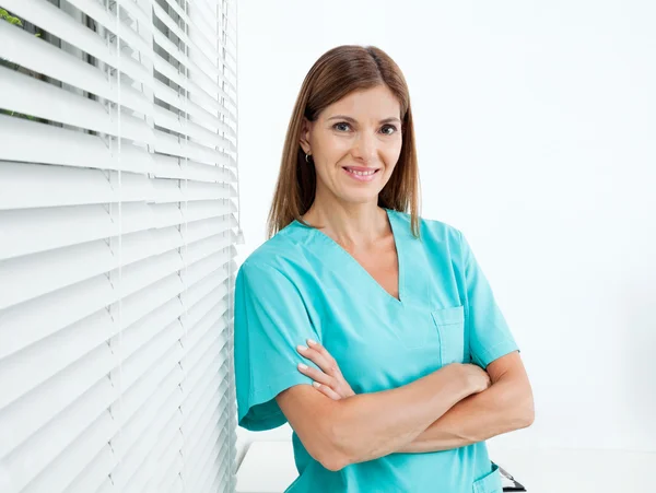 Fiduciosa dentista femminile in clinica — Foto Stock
