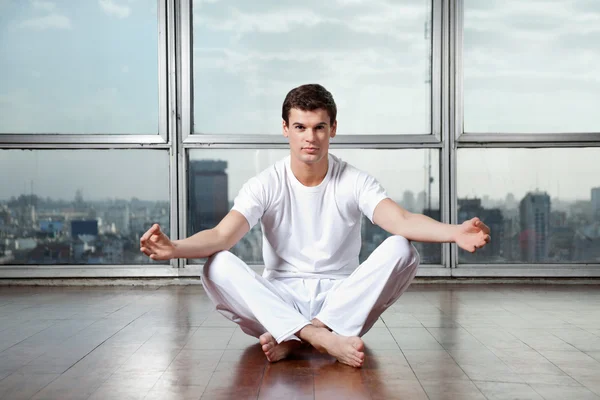 Junger Mann praktiziert Yoga — Stockfoto