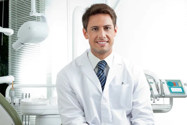 Dentista Masculino Feliz Na Clínica Imagens Royalty-Free