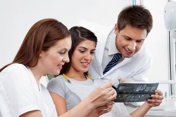 Female Nurse And Dentist Explaining X-Ray Report To Patient — Stock Photo, Image