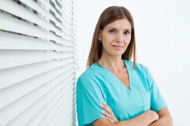Kendine güvenen Bayan diş hekimi Kliniği