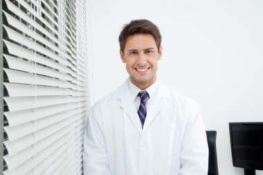 mutlu dişçi klinikte ayakta