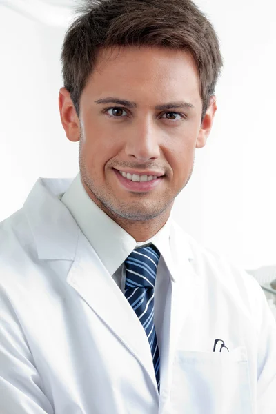 Dentista maschio sorridente — Foto Stock