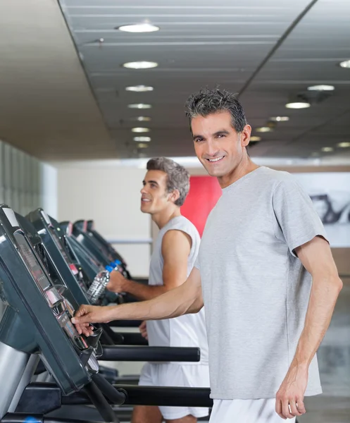 Männer laufen auf Laufband — Stockfoto