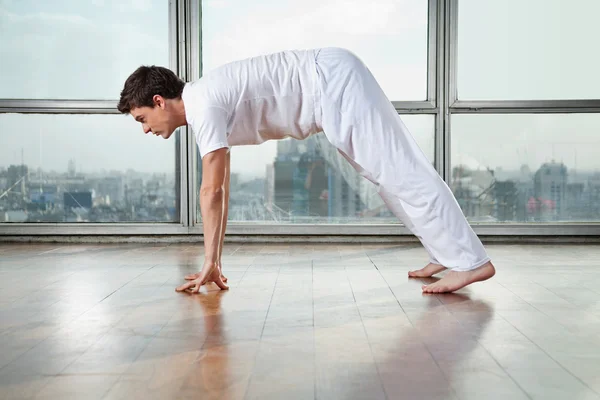 Muž cvičení jógy v tělocvičně — Stock fotografie