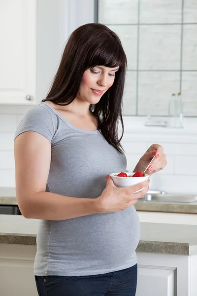 Mulher comendo frutas saudáveis — Fotografia de Stock