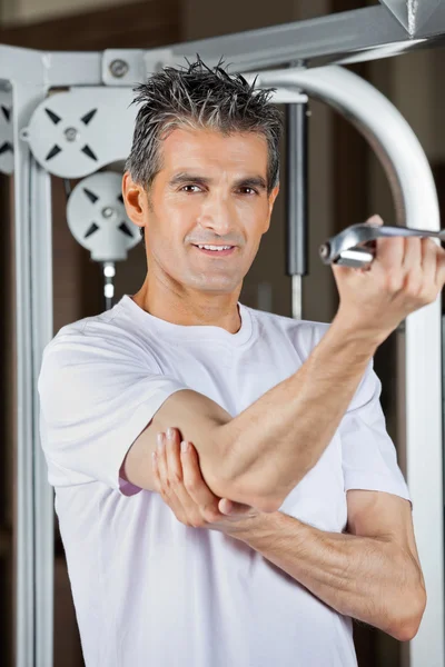 Homem maduro trabalhando fora no centro de fitness — Fotografia de Stock