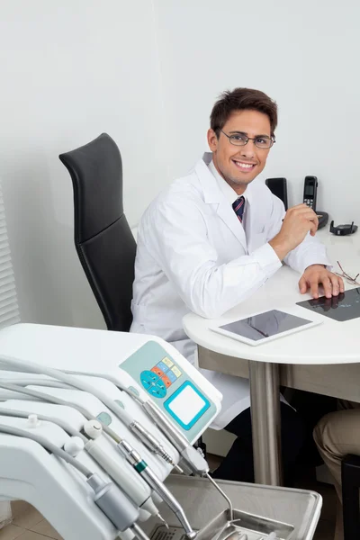 Dentista feliz na clínica dentária — Fotografia de Stock