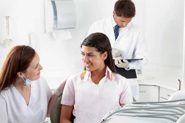 Enfermera Comunicándose con Paciente Femenina en Clínica Dental —  Fotos de Stock