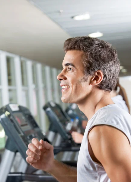 Hombre y mujer corriendo en cinta de correr — Foto de Stock