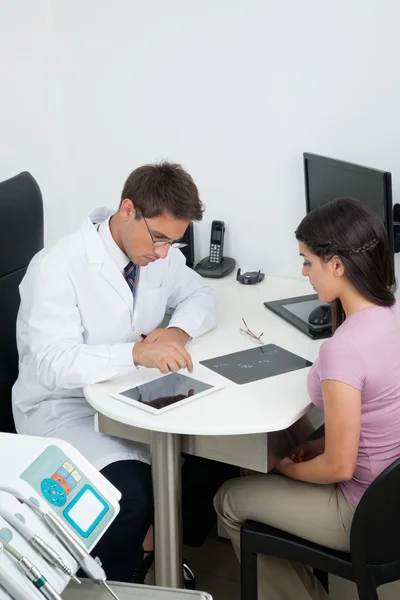 Paziente dal dentista in clinica — Foto Stock