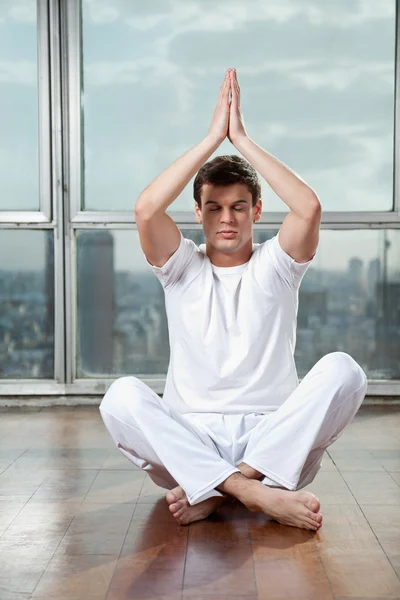 A fiatalember gyakorló jóga-on tornaterem — Stock Fotó
