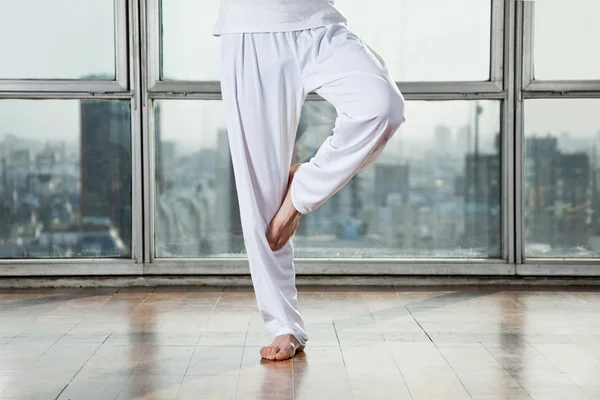 Man utövar yoga i tree pose — Stockfoto