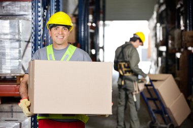 Yetişkin Foreman'la orta: ambar, karton kutu