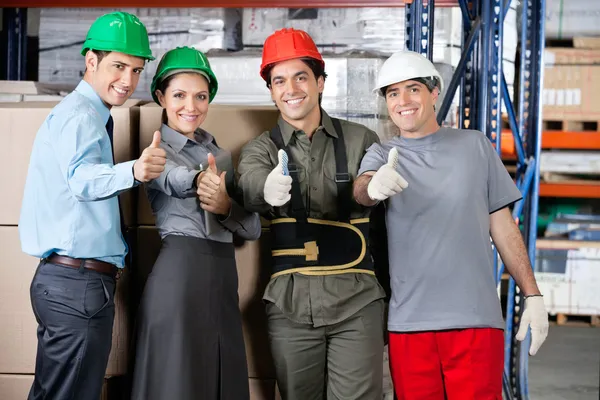 Foreman e supervisori felici gesticolando Pollici in su — Foto Stock