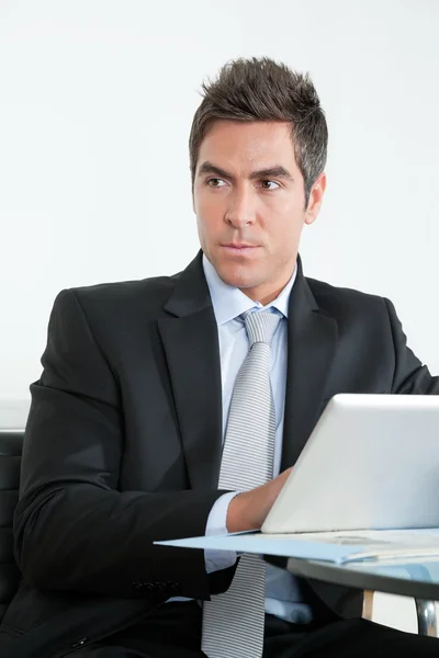 Jovem empresário usando tablet digital no escritório — Fotografia de Stock