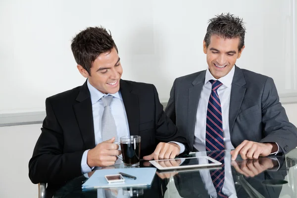 Hommes d'affaires utilisant une tablette numérique au bureau — Photo