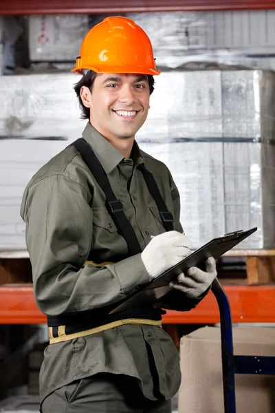 Feliz Hombre Supervisor Escribiendo En Portapapeles — Foto de Stock