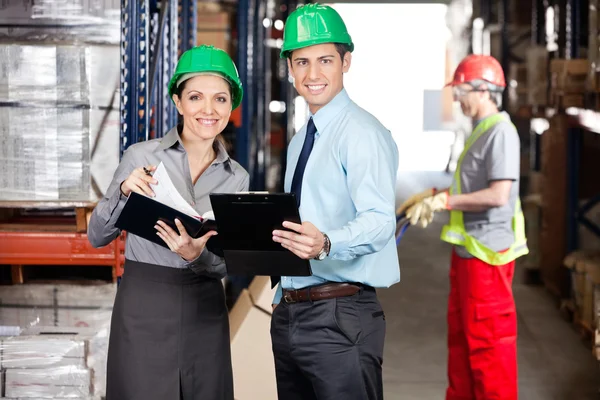 Supervisori che lavorano al magazzino — Foto Stock