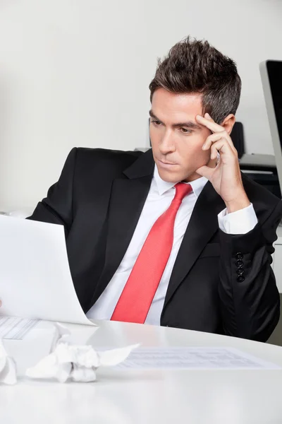 Empresário atencioso trabalhando na mesa — Fotografia de Stock