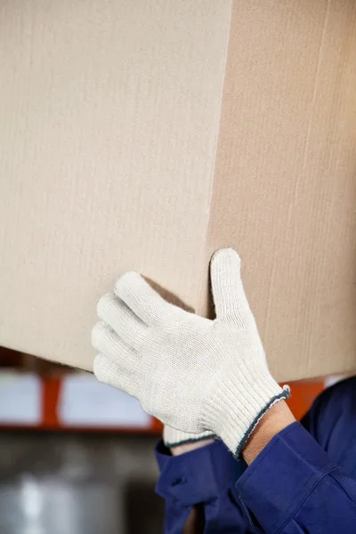 Foreman mani sollevamento scatola di cartone — Stockfoto