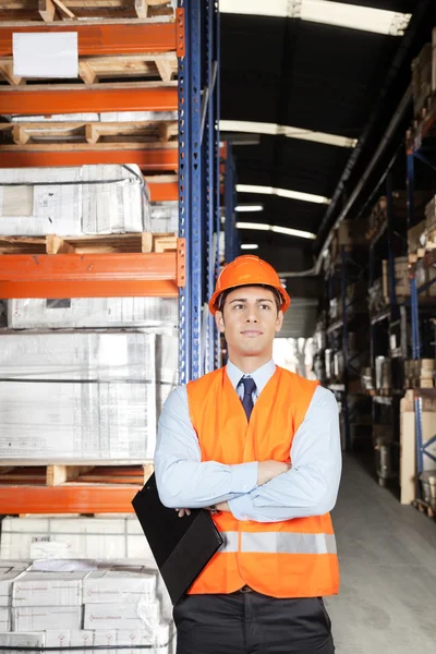 Mannelijke toezichthouder met gekruiste magazijn armen — Stockfoto