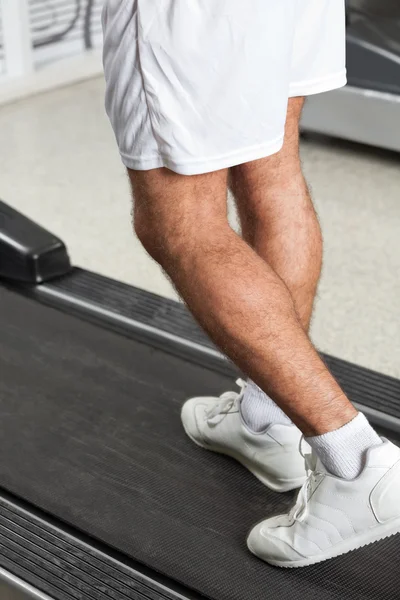 Чоловік ходить біговій доріжці в клубі здоров'я — стокове фото