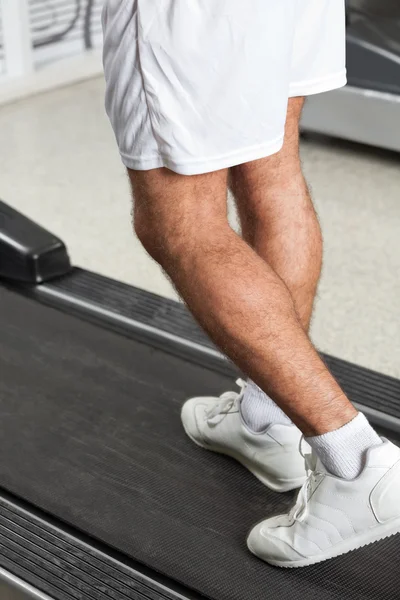 Hombre caminando en cinta de correr en el club de salud — Foto de Stock