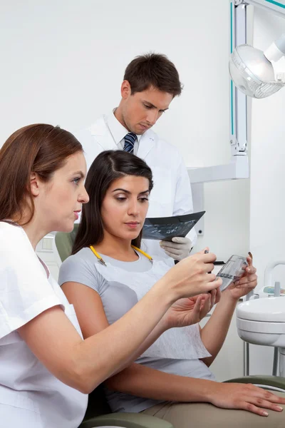 Nurse Explaining X-Ray Report To Patient — Stock Photo, Image