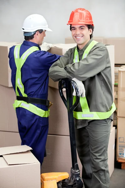 Foreman com colega trabalhando no armazém — Fotografia de Stock