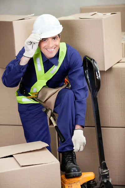 Caposquadra con carrello per pallet a forcella al magazzino — Foto Stock