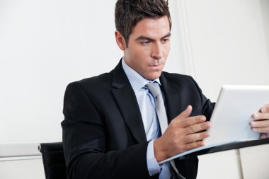 Dijital Tablet kullanan Genç İşadamı