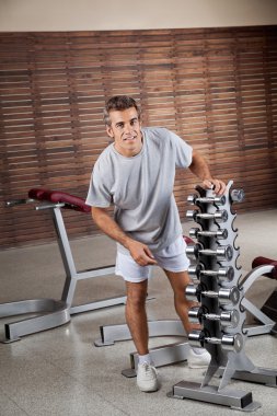 dumbell rafa tarafından ayakta adam