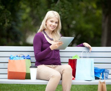 kadın parkta dijital tablet ile