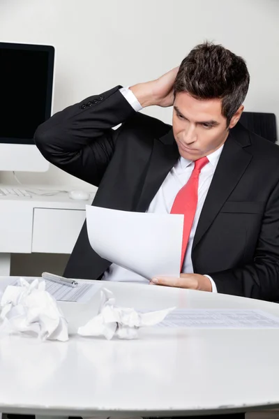 Empresário confuso trabalhando na mesa — Fotografia de Stock