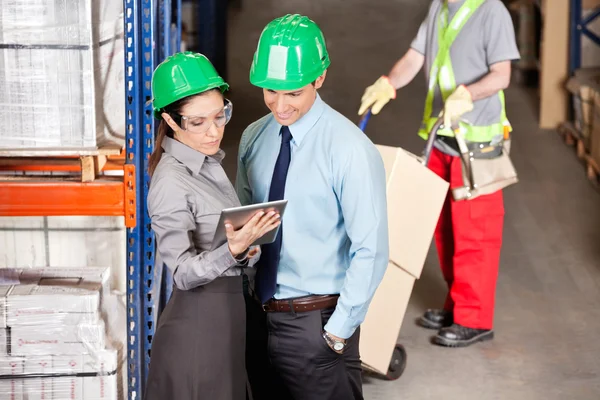 Toezichthouders en foreman werken in magazijn — Stockfoto