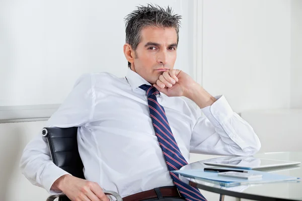 Homme d'affaires relaxant au bureau — Photo