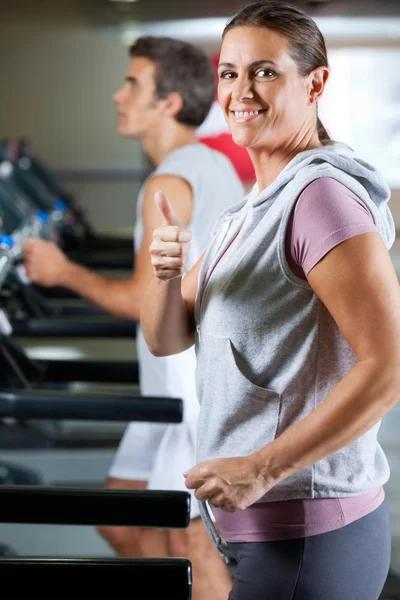 Frau und Mann laufen auf Laufband — Stockfoto