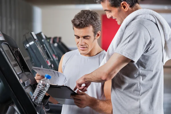 Instructor Guiding Man To Fill The Membership Form — Stock Photo, Image