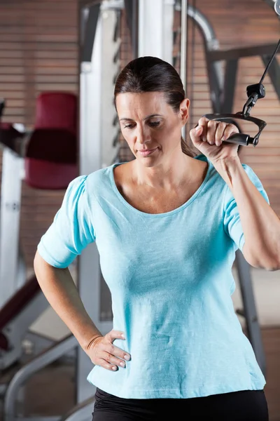 Mulher trabalhando fora no Health Club — Fotografia de Stock