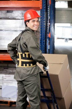 handtruck iterek depo işçisi