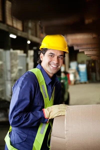 Polier arbeitet im Lager — Stockfoto