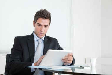 genç işadamı ile dijital tablet ve kahve fincanı