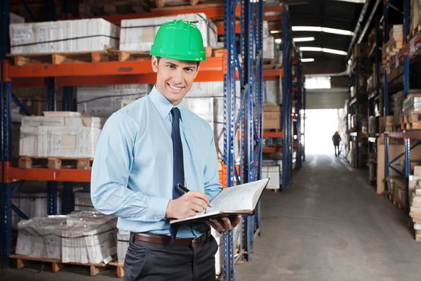 Selbstbewusster Vorgesetzter mit Buch im Lager — Stockfoto