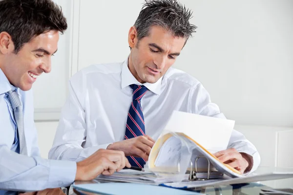 Empresários discutindo papelada no escritório — Fotografia de Stock